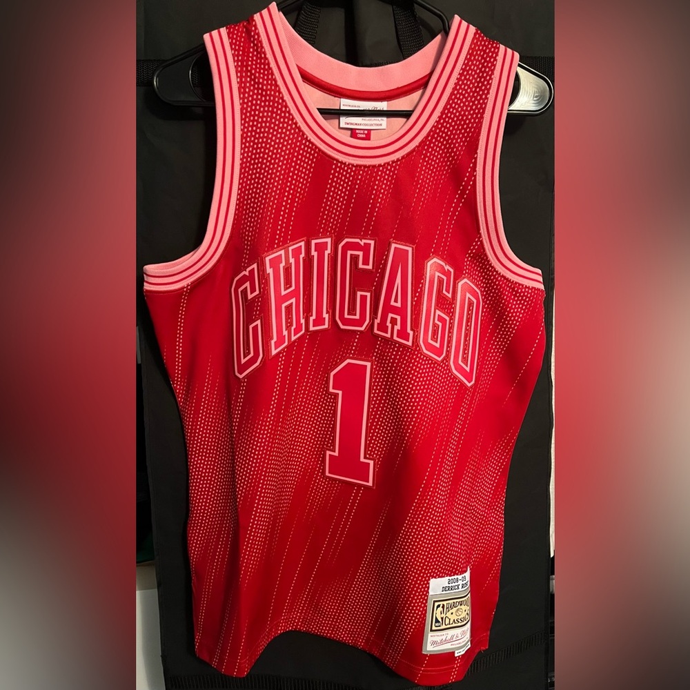 Derrick Rose #1 Chicago Bulls Jersey in Red/Pink Colorway Size Medium.
